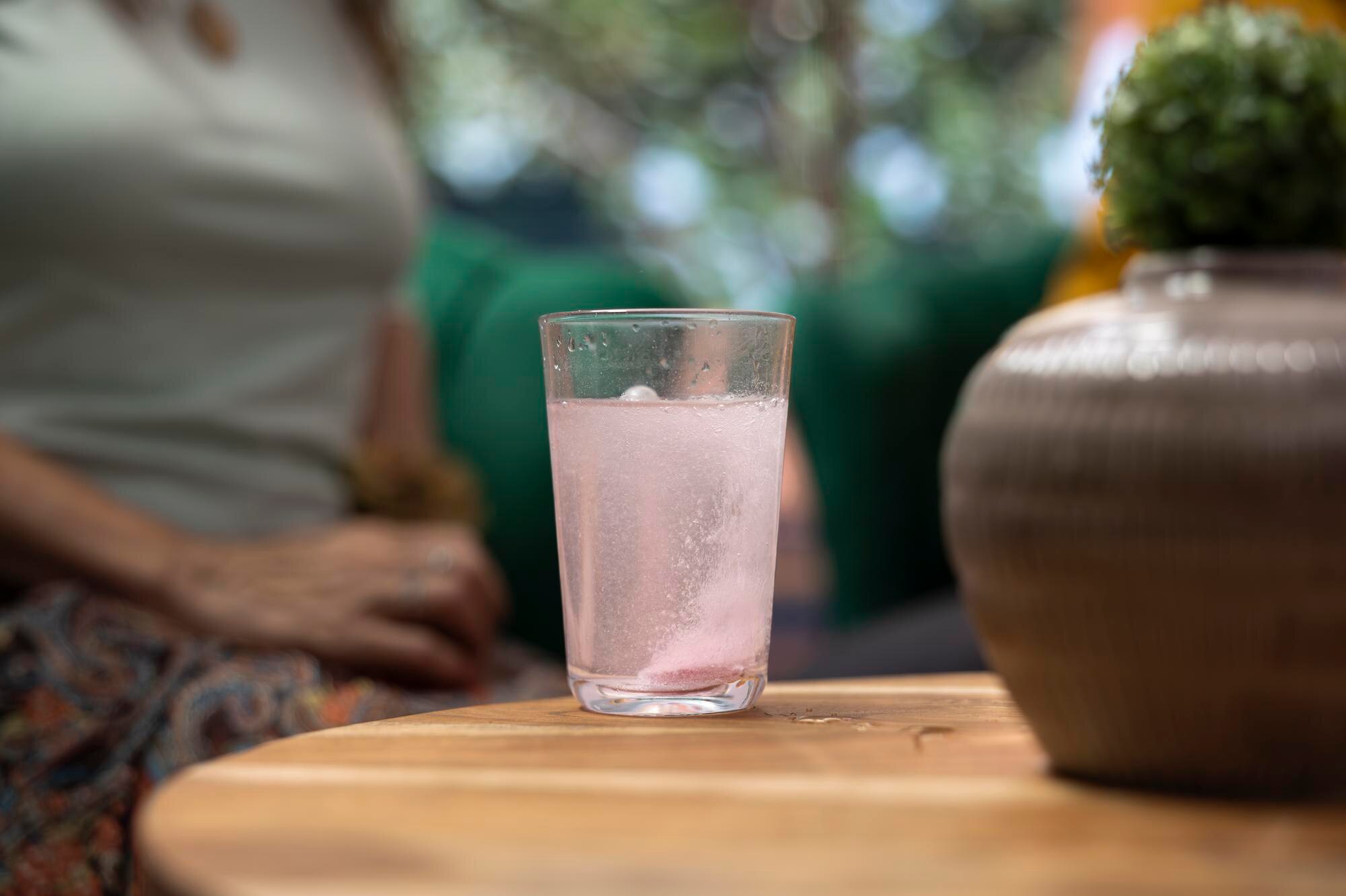 Un vaso de agua frente a la ventana